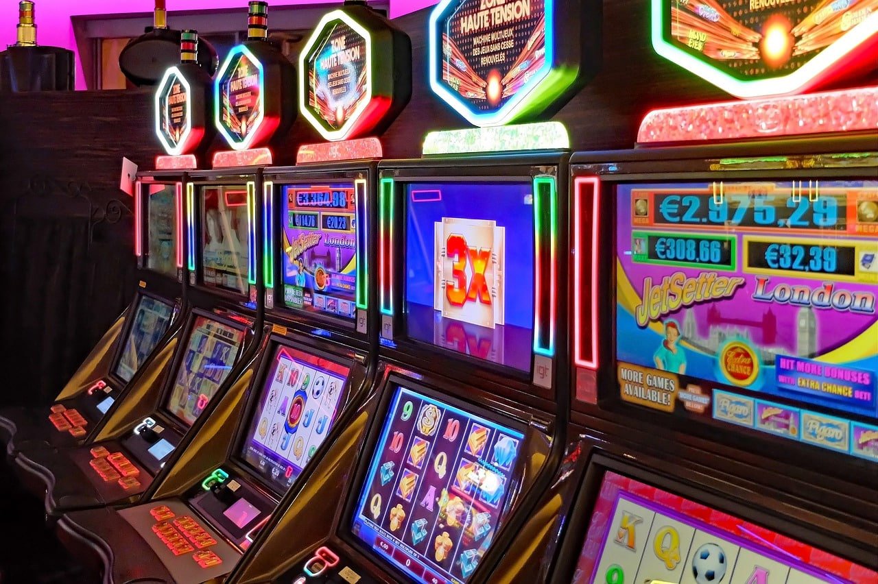 Dealer profesional Play'n GO melayani pemain di meja blackjack langsung